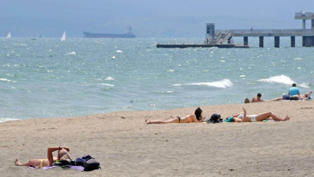 Sea Apartment Colours Burgas Bagian luar foto