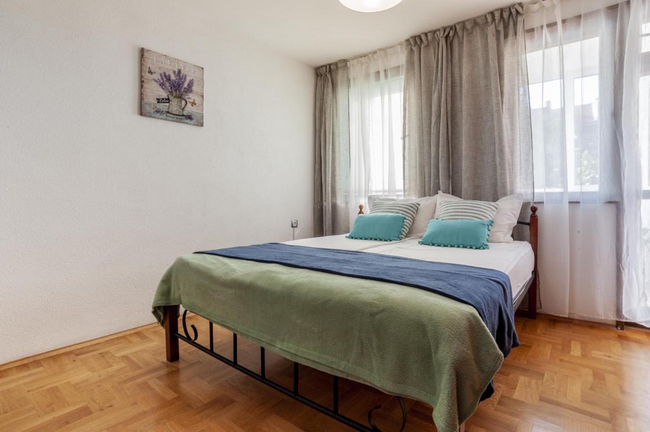 Sea Apartment Colours Burgas Bagian luar foto